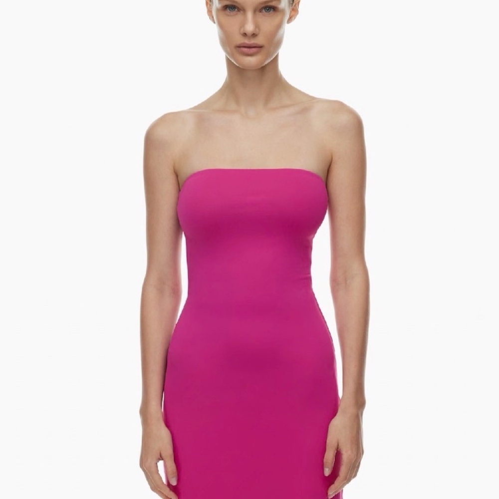 NWT Aritzia Contour Maxi Dress 🤍